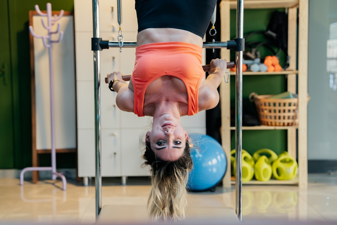woman-hangs-upside-down-in-a-gym-illcckeoowa